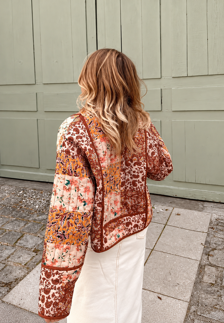 Kort gewatteerd damesjasje met bloemenpatchwork en biezen - Brienne