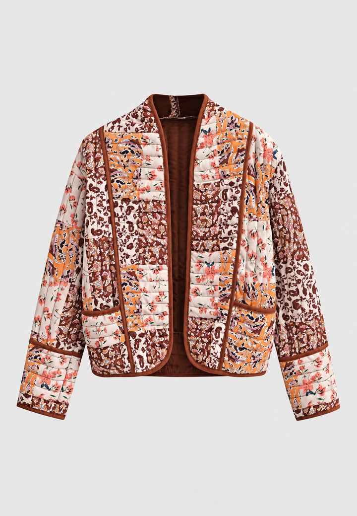 Kort gewatteerd damesjasje met bloemenpatchwork en biezen - Brienne