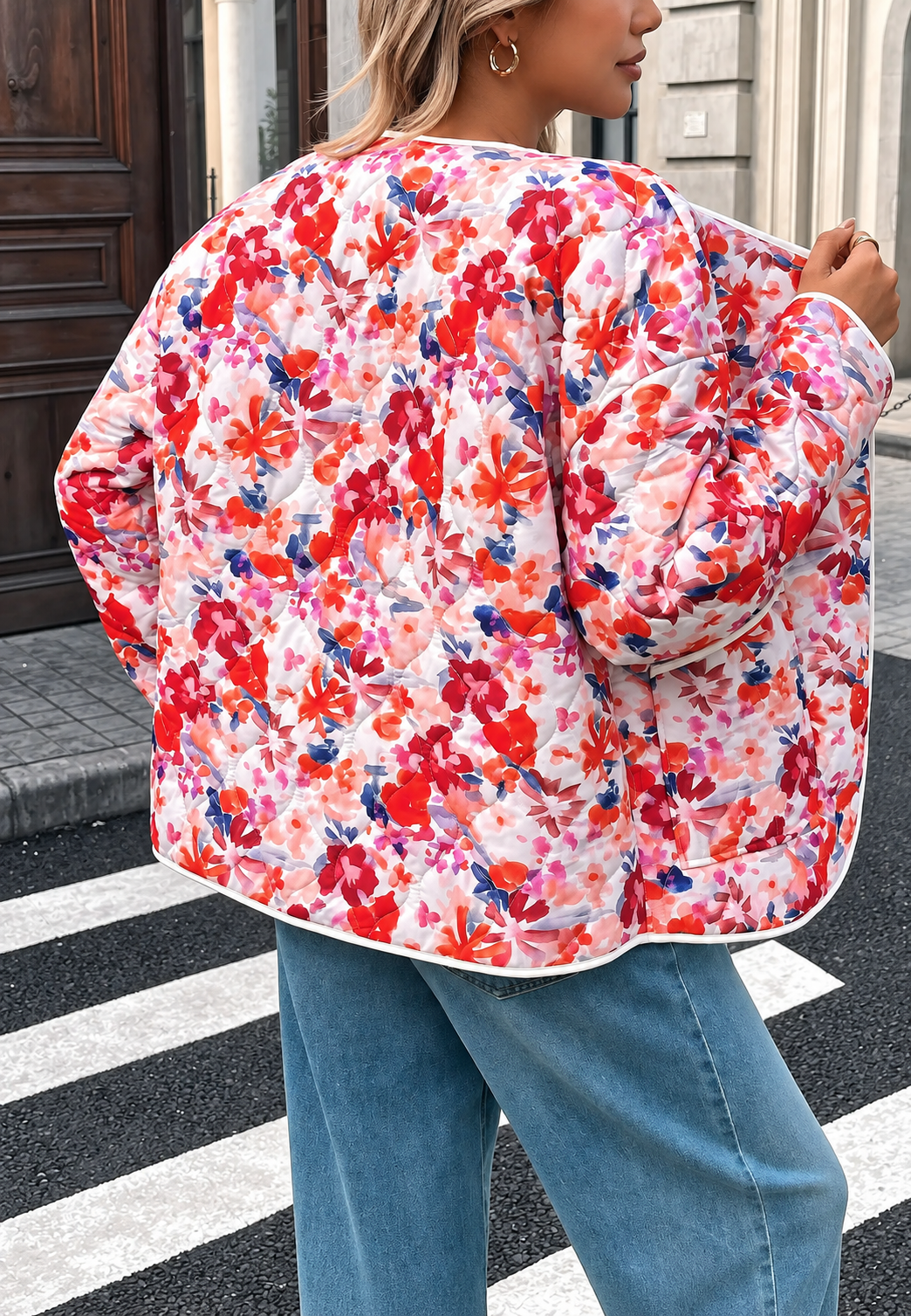Gewatteerd damesjasje met grote bloemenprint, voorzakken en biezen - Renate