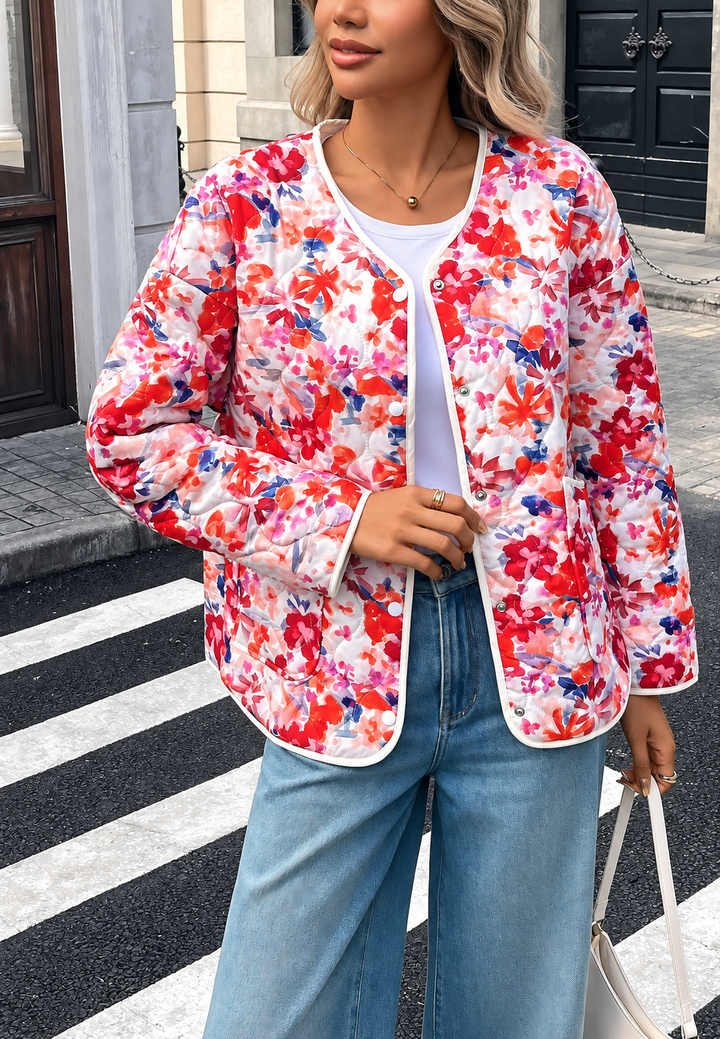 Gewatteerd damesjasje met grote bloemenprint, voorzakken en biezen - Renate