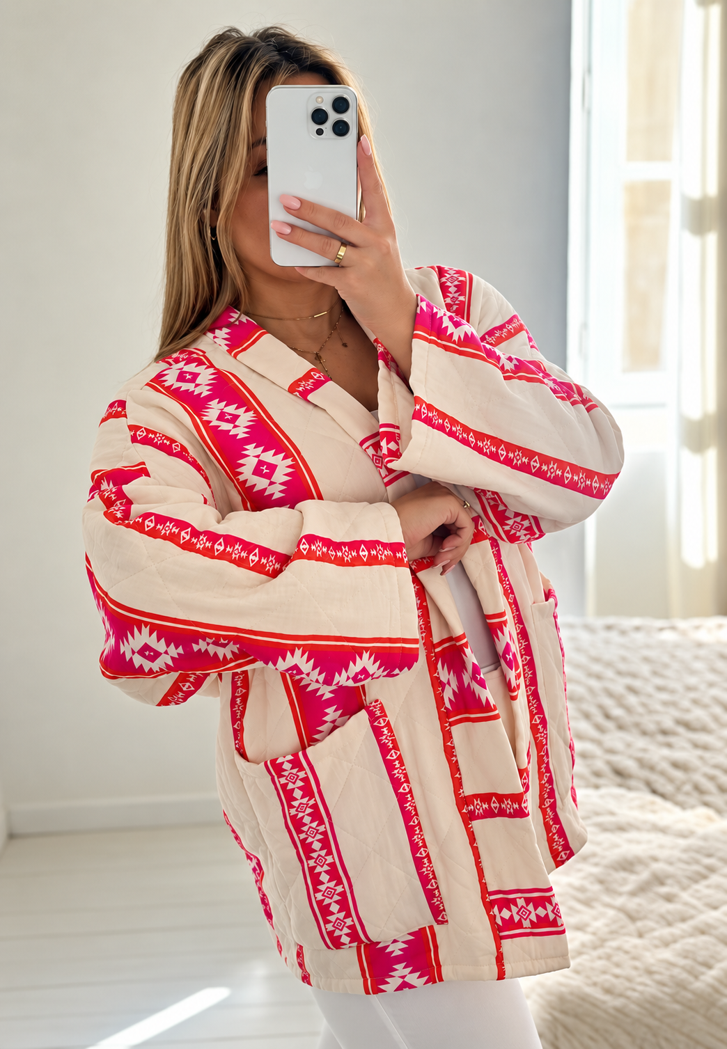 Gewatteerd damesjasje in kimonostijl met etnische geometrische print - Tove
