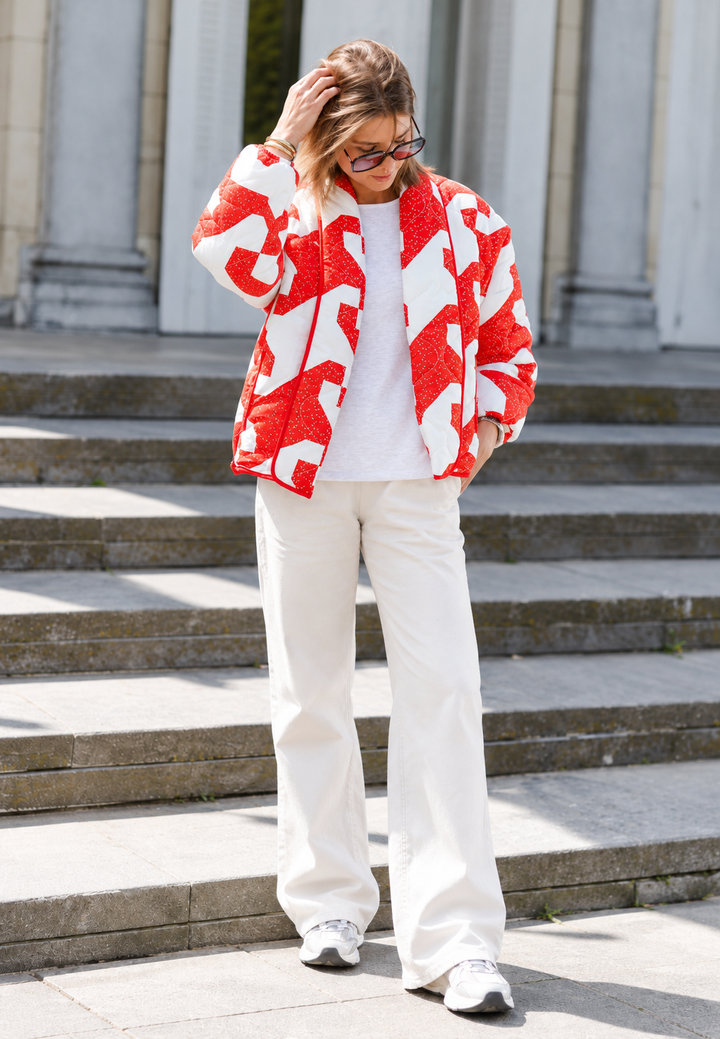 Gewatteerd damesjasje in kimonostijl met abstracte geometrische print - Madelon
