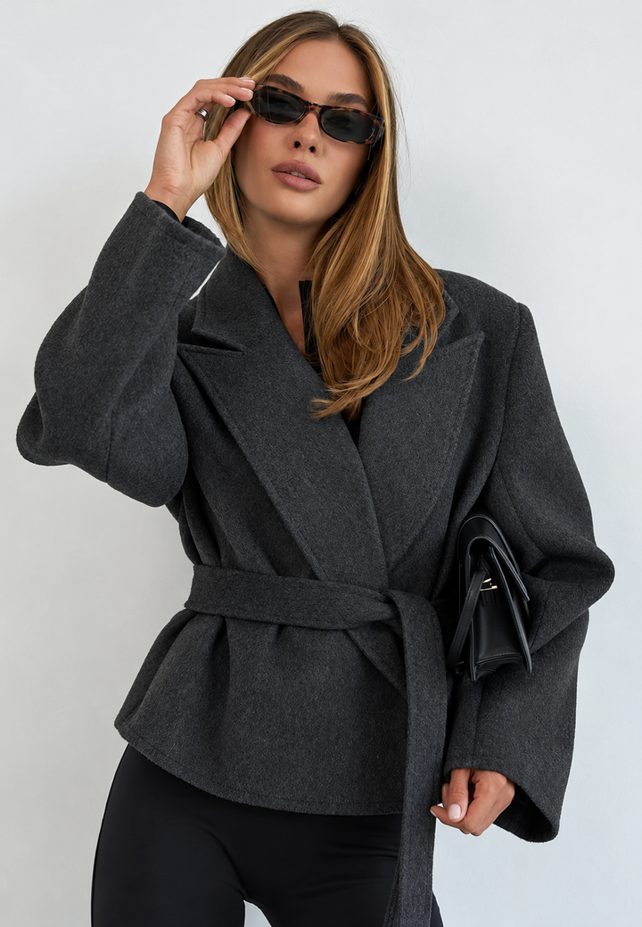 Kort damesjasje met revers en riem in elegante stijl - Ivet