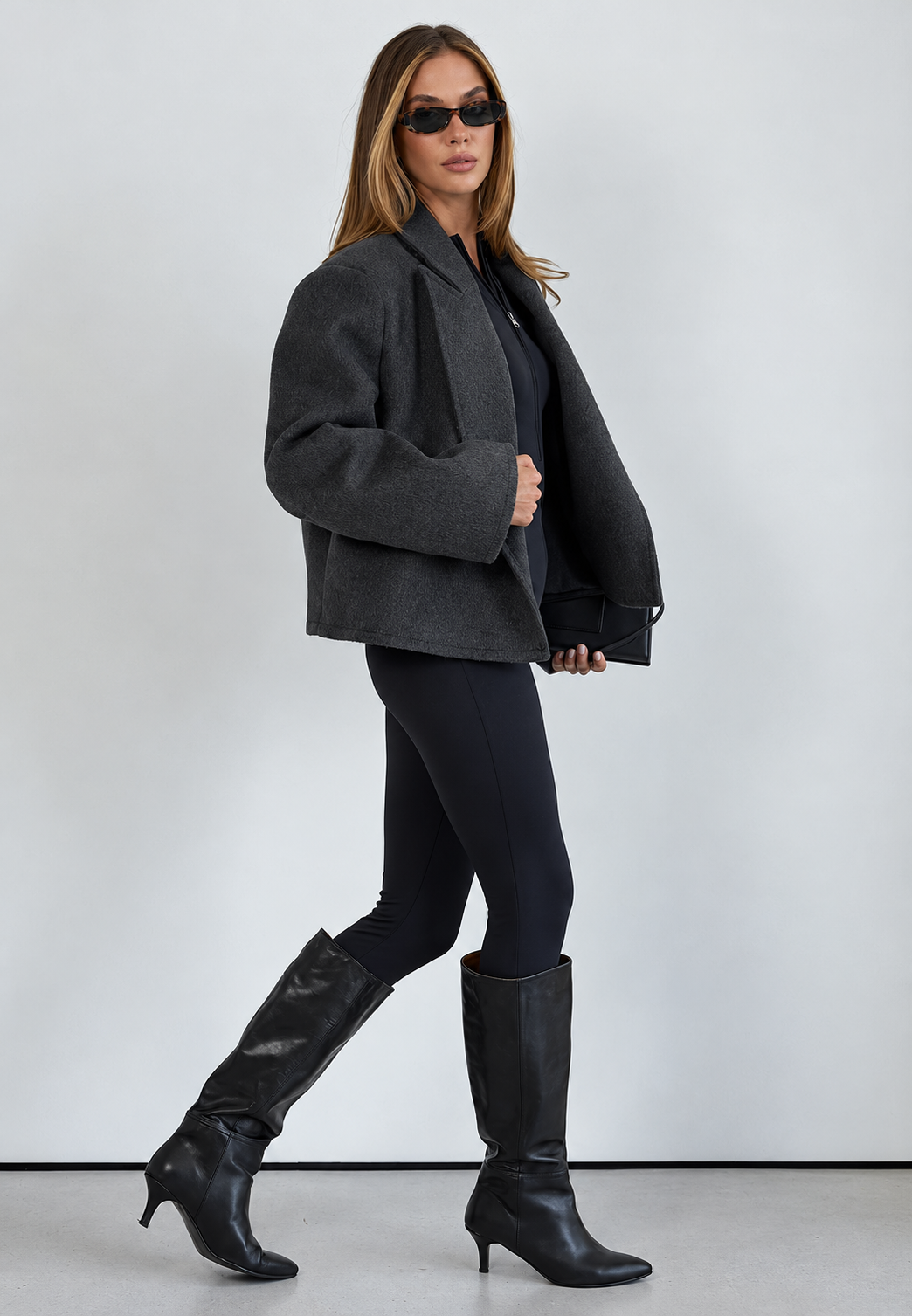 Kort damesjasje met revers en riem in elegante stijl - Ivet