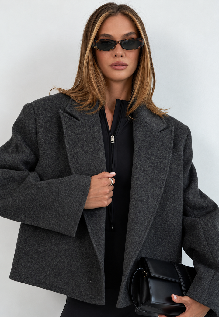 Kort damesjasje met revers en riem in elegante stijl - Ivet