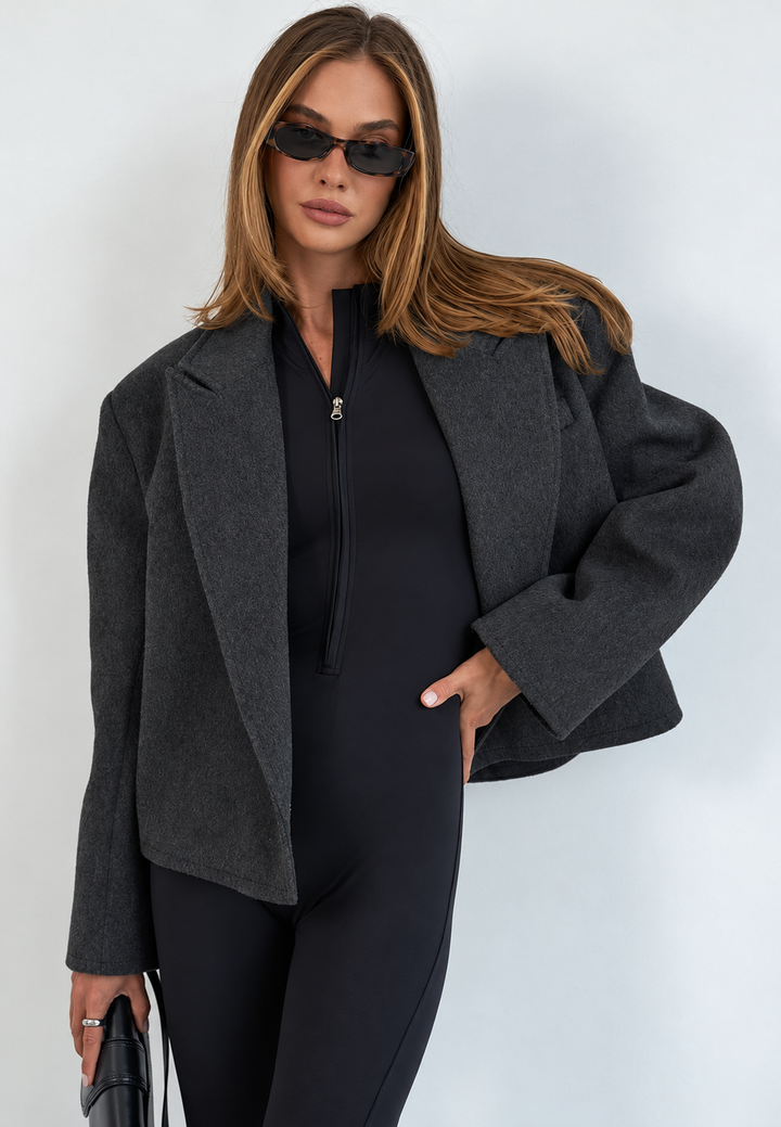 Kort damesjasje met revers en riem in elegante stijl - Ivet