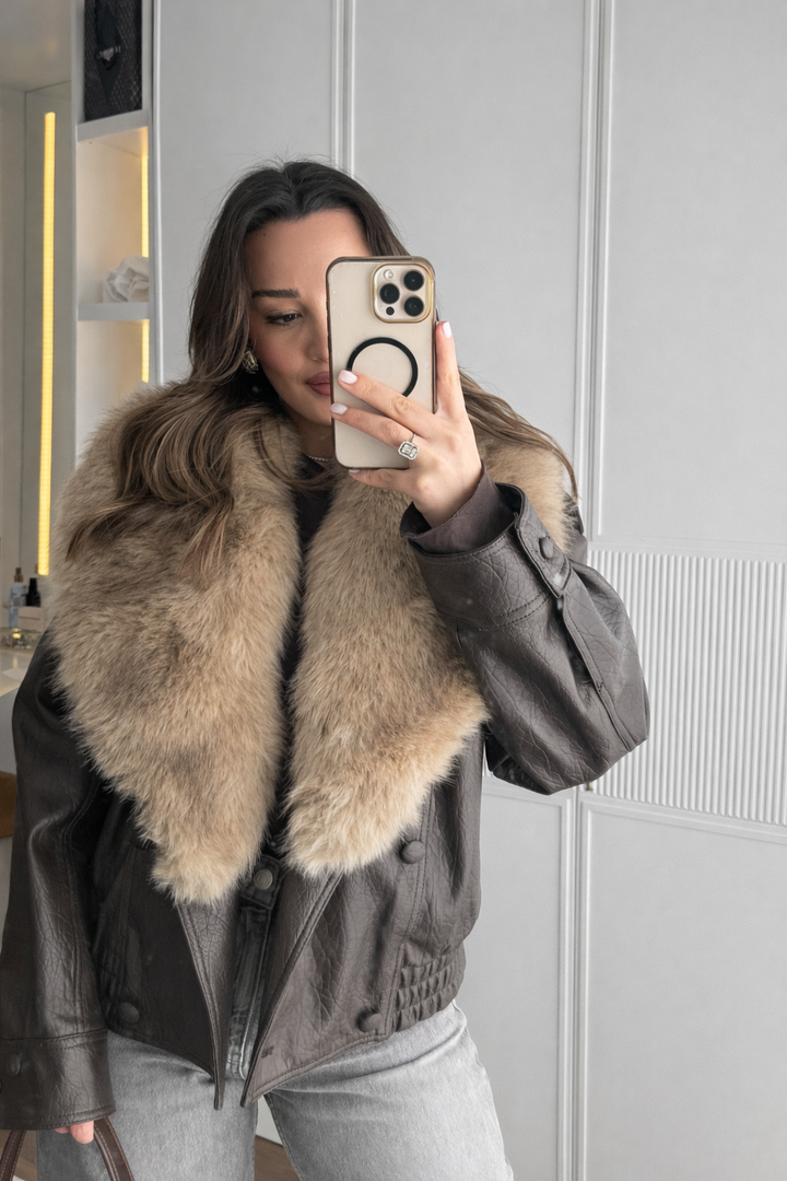 Damesjasje in leerlook met brede bontlook kraag - Nymera
