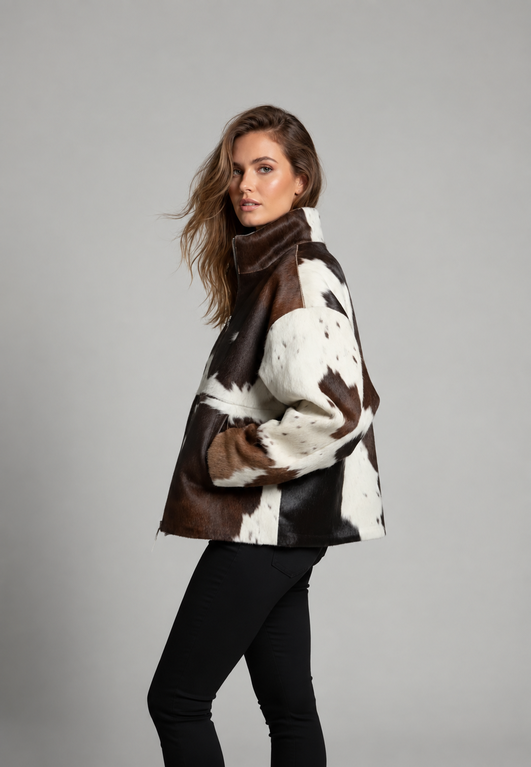 Damesjasje in synthetisch bontlook met koeienprint en hoge hals - Gesine