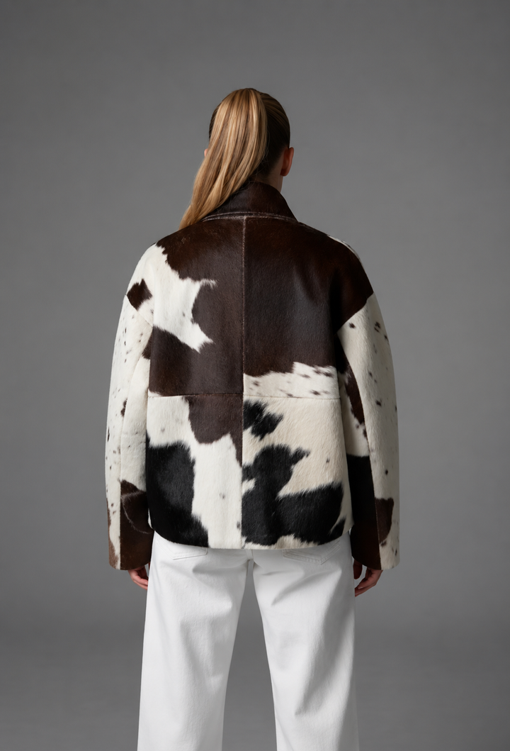 Damesjasje in synthetisch bontlook met koeienprint en hoge hals - Gesine