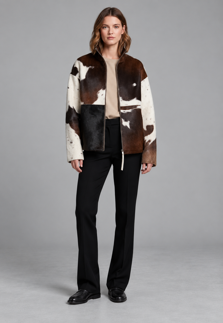 Damesjasje in synthetisch bontlook met koeienprint en hoge hals - Gesine