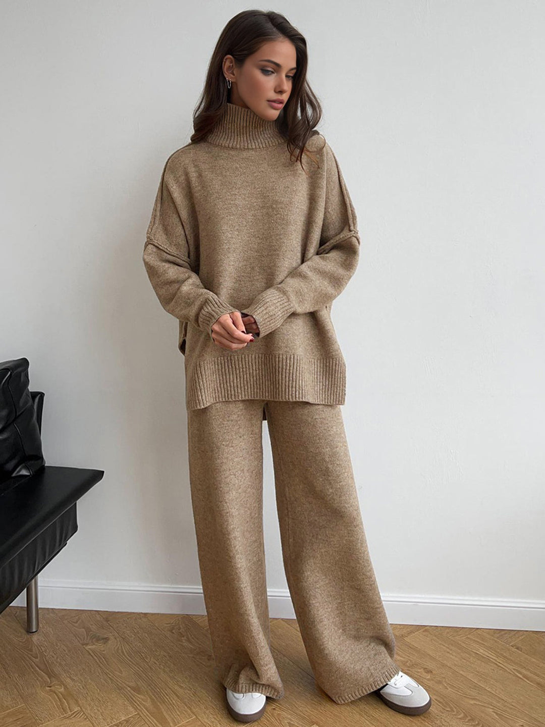 Gebreide set voor dames met een trui met hoge kraag en een wijde broek - Elske