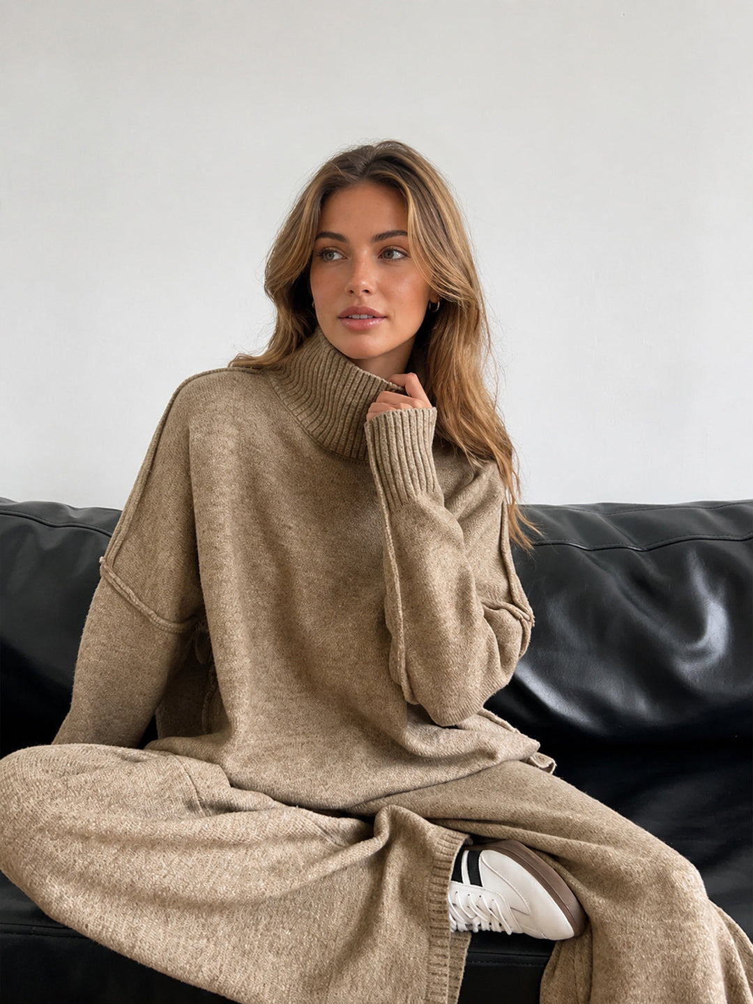 Gebreide set voor dames met een trui met hoge kraag en een wijde broek - Elske
