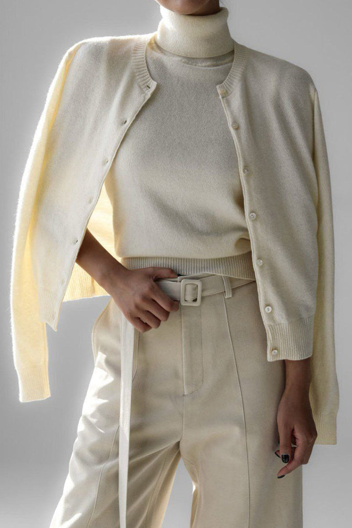 Set met gebreide damesblouse met hoge hals, mouwloos en kort vest - Celia
