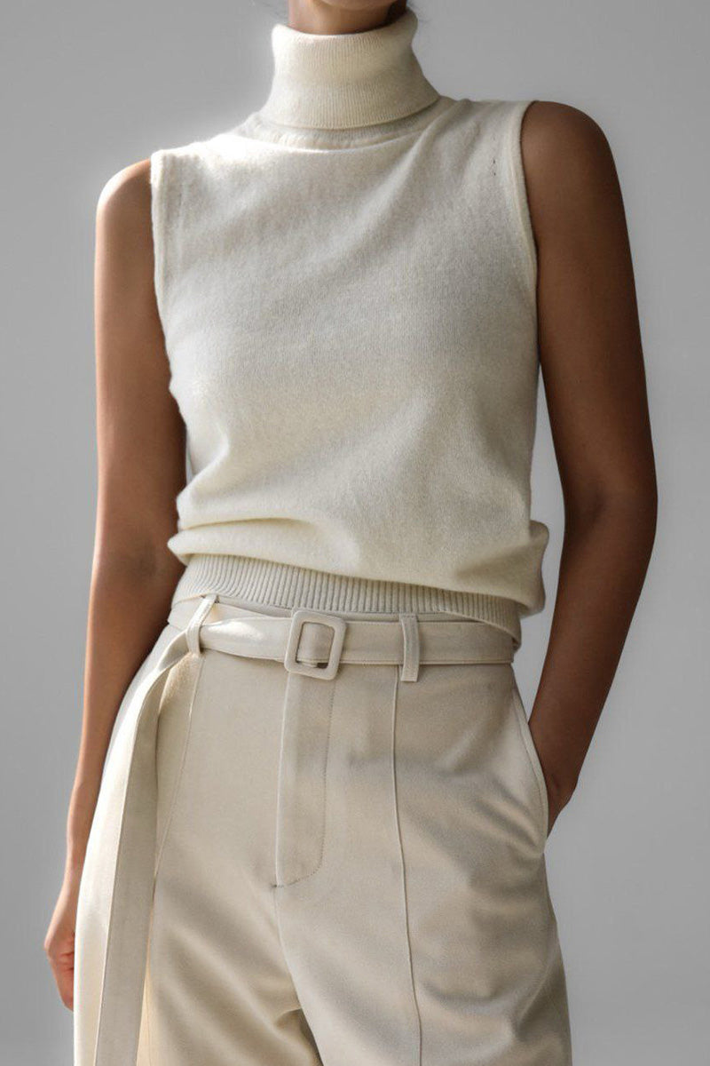 Set met gebreide damesblouse met hoge hals, mouwloos en kort vest - Celia