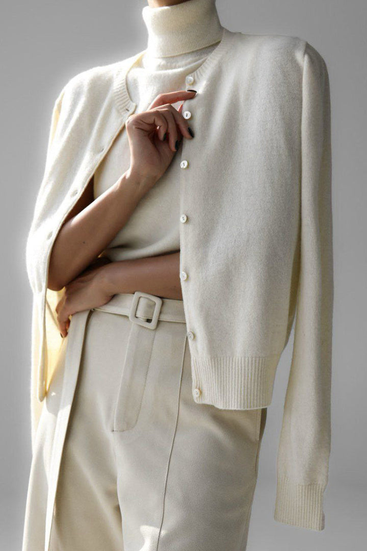 Set met gebreide damesblouse met hoge hals, mouwloos en kort vest - Celia