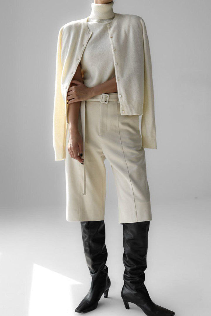 Set met gebreide damesblouse met hoge hals, mouwloos en kort vest - Celia