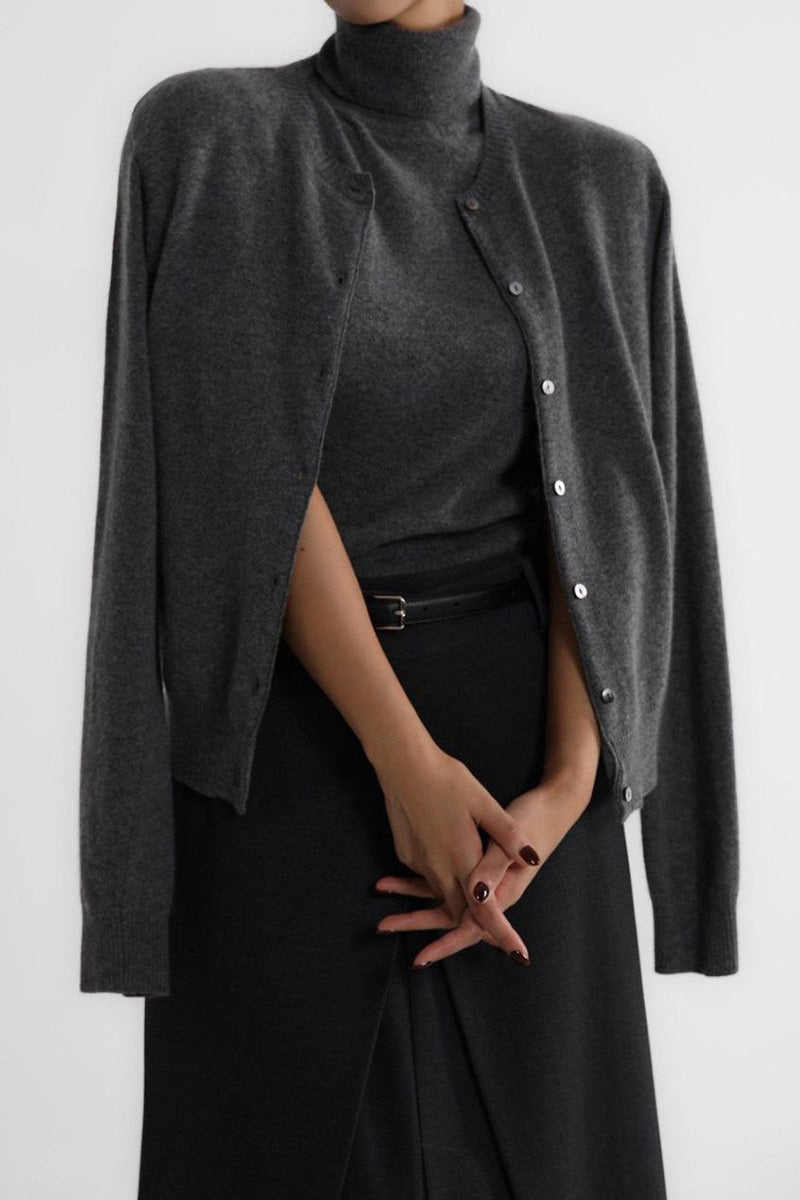 Set met gebreide damesblouse met hoge hals, mouwloos en kort vest - Celia