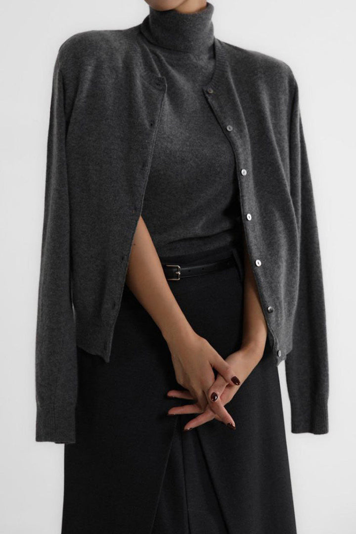 Set met gebreide damesblouse met hoge hals, mouwloos en kort vest - Celia