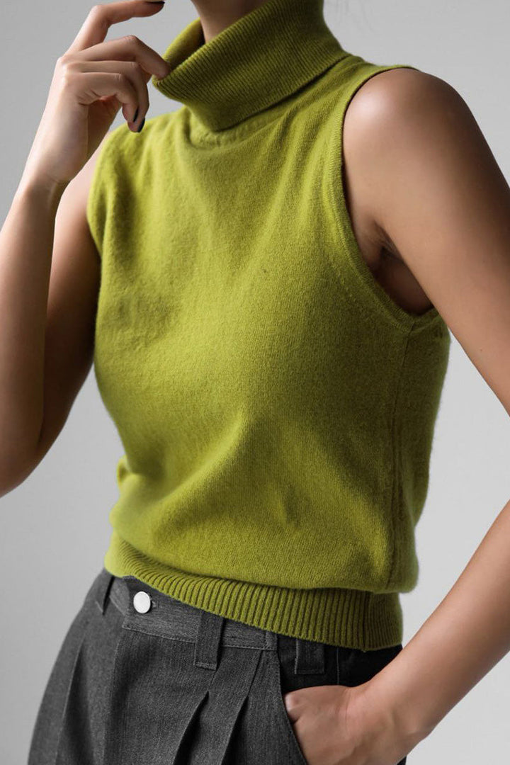 Set met gebreide damesblouse met hoge hals, mouwloos en kort vest - Celia