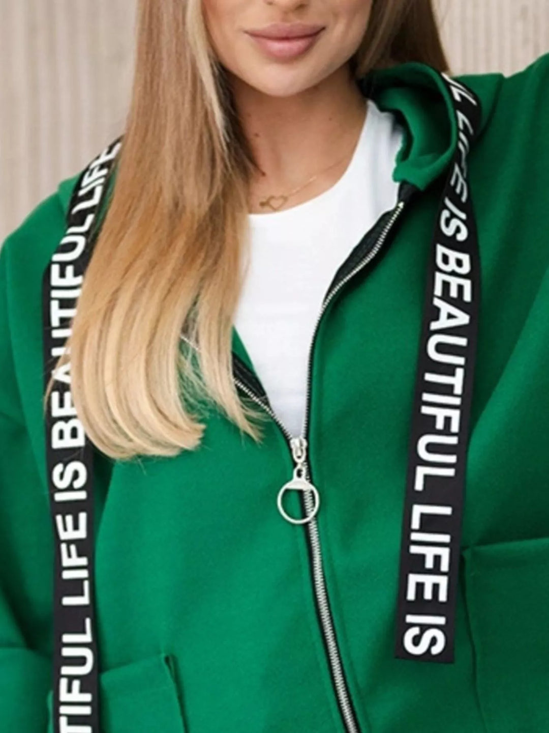 Moderne mantel met capuchon voor dames - Nelya