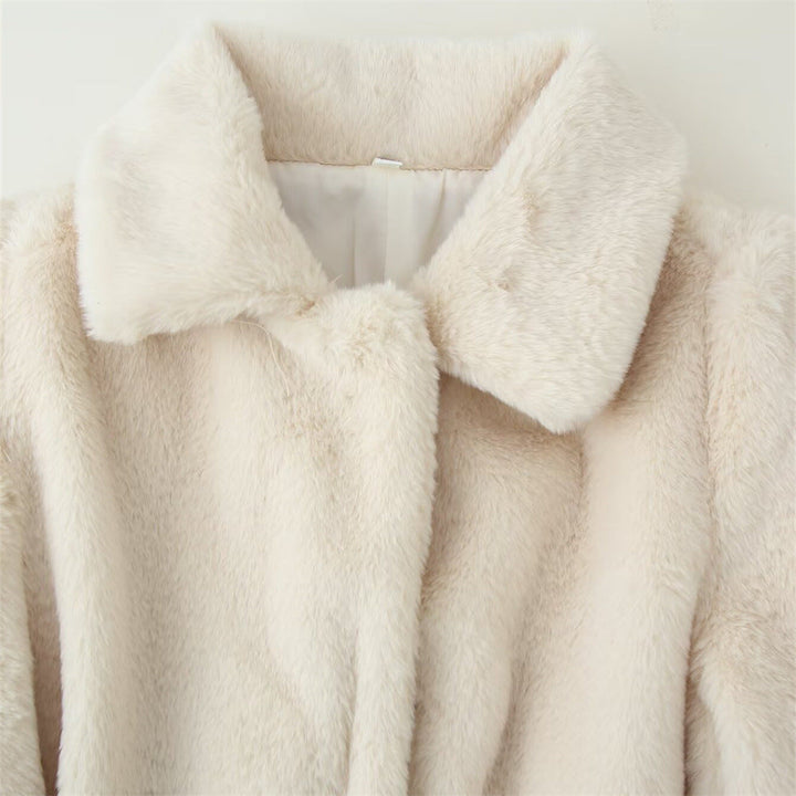 Korte bontjas met riem in zachte lijnen - Karolina