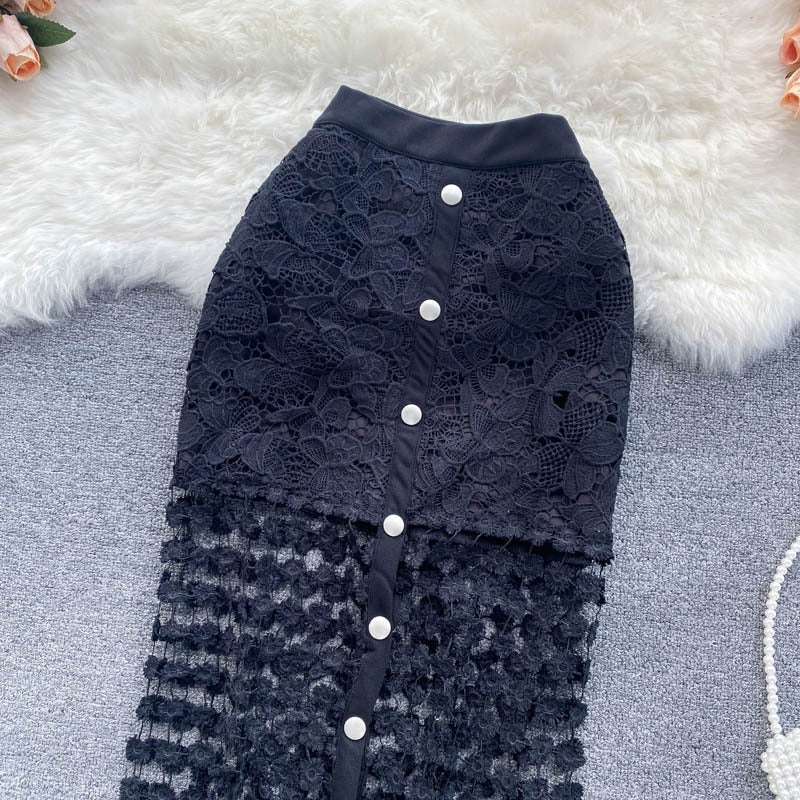 Lange damesrok in kant met bloemendetails en knopen recht model - Solène