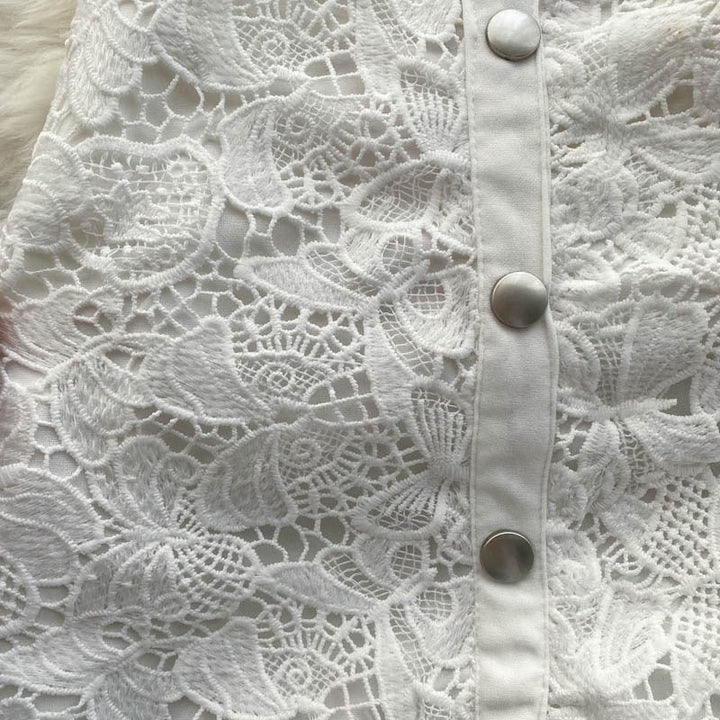 Lange damesrok in kant met bloemendetails en knopen recht model - Solène