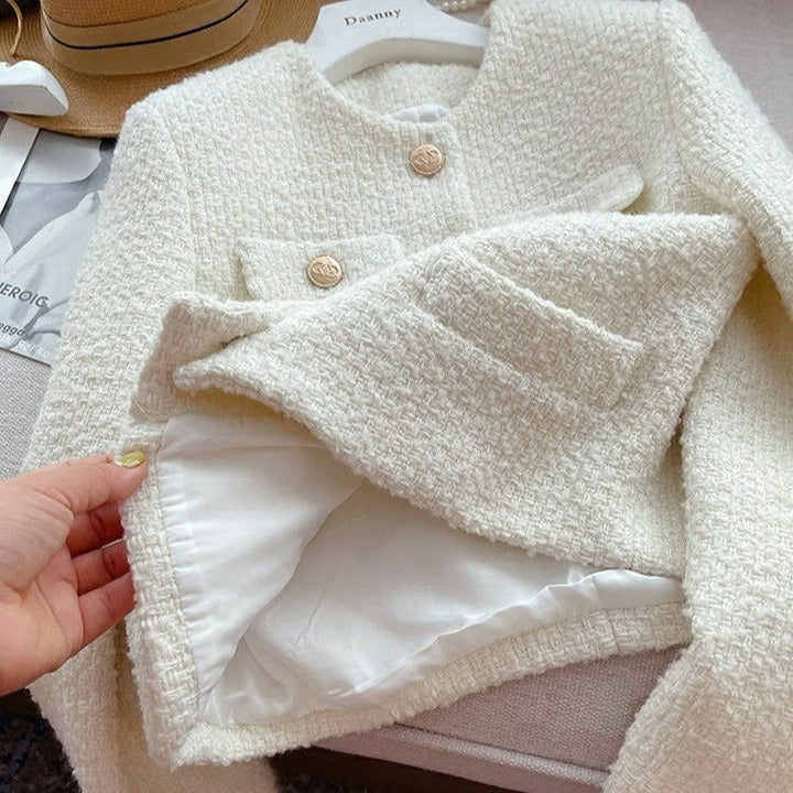 Kort damesjack van boucléstof met klassiek ontwerp en juweelknopen - Noelle