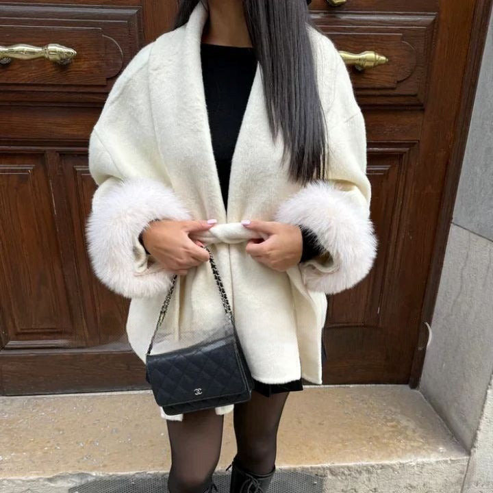 Wollen damesjas met wijde mouwen en teddyboorden - Carmela