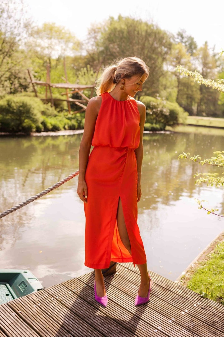 Elegante midi-jurk met halterhals en gedrapeerde pasvorm - Killy